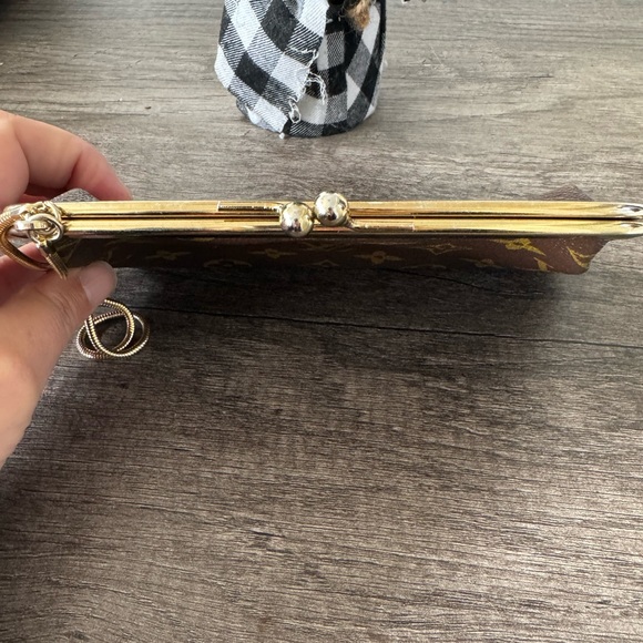 LV Marais Kisslock Wristlet Pouch โจ - Picture 2 of 5